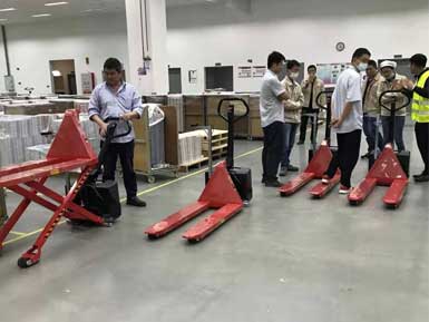 電動高升程搬運(yùn)車交付使用，感謝廠家羅總親自跟客戶講解操作方法！
